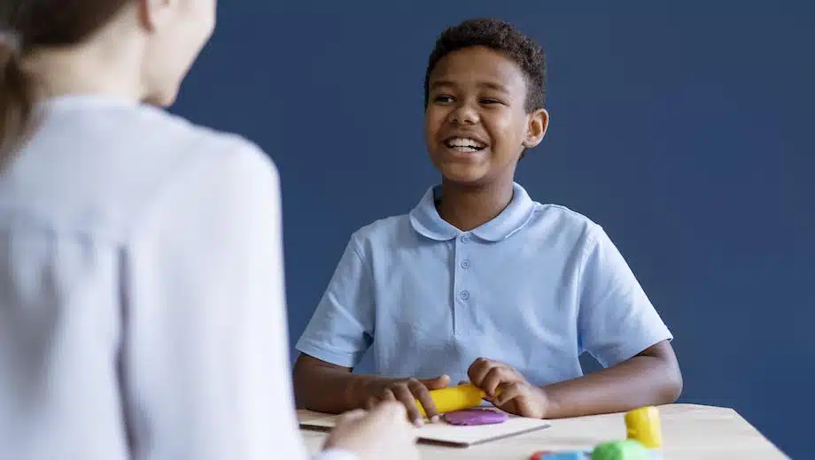 Therapist using sculpting activity working to support kids with autism.